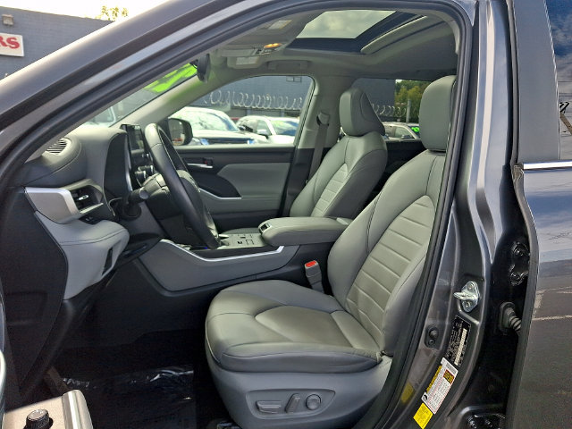 Used 2023 Toyota Highlander XLE AWD/4WD image 9