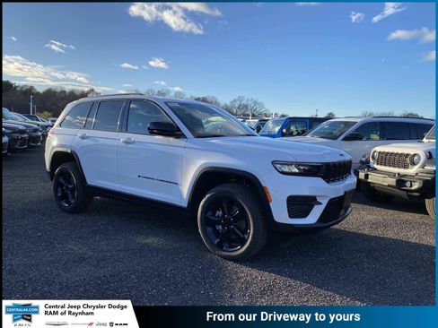 New 2025 Jeep Grand Cherokee Laredo image 1