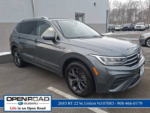 Used 2024 Volkswagen Tiguan SE w/ Panoramic Sunroof Package image 1