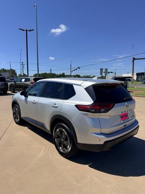 Used 2024 Nissan Rogue SV AWD/4WD image 4