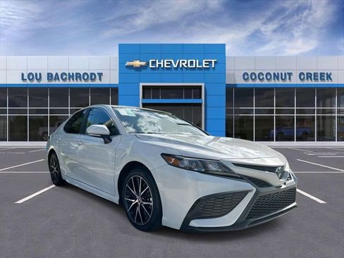 Used 2024 Toyota Camry SE FWD image 1