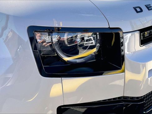 New 2026 Land Rover Defender 130 X-Dynamic SE image 17