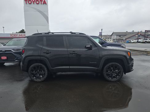 Used 2018 Jeep Renegade Altitude image 3