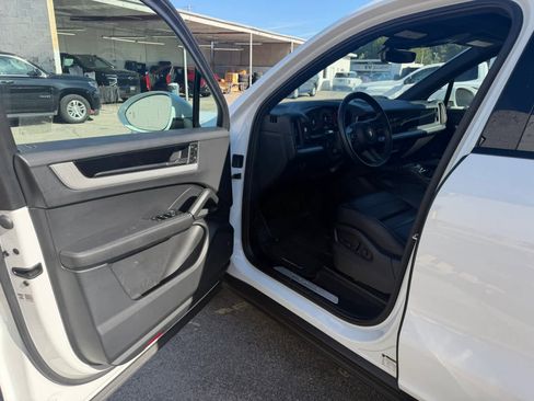 Used 2024 Porsche Cayenne image 5