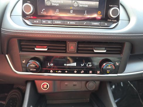 Used 2023 Nissan Rogue SV w/ SV Premium B Package FWD image 21