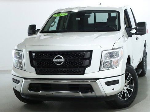Used 2024 Nissan Titan SV w/ SV Convenience Package image 3