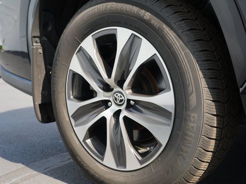 Used 2023 Toyota Highlander XLE AWD/4WD image 32