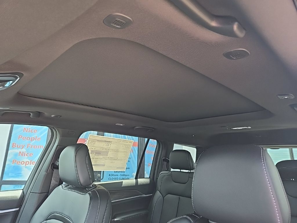 New 2026 Jeep Grand Cherokee L Limited w/ Limited Altitude Package AWD/4WD image 33