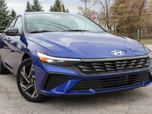 Used 2025 Hyundai Elantra SEL image 2