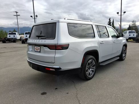 Certified 2024 Jeep Wagoneer L Series II w/ Flexible Seating Group AWD/4WD image 8