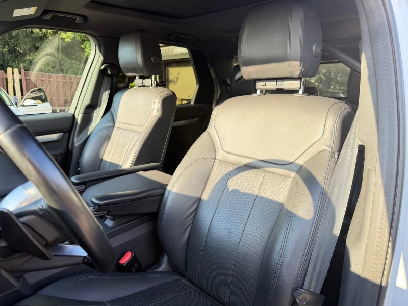 Used 2020 Land Rover Discovery Landmark AWD/4WD image 13