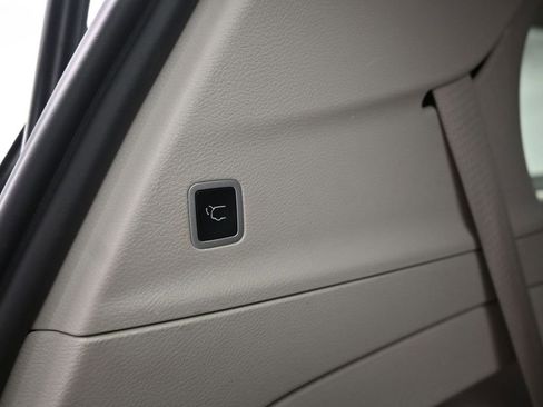 Used 2024 Chrysler Pacifica Touring-L image 9