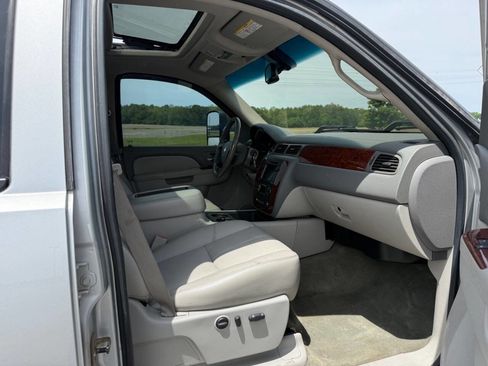 Used 2010 Chevrolet Silverado 2500 LTZ w/ Convenience Package AWD/4WD image 19