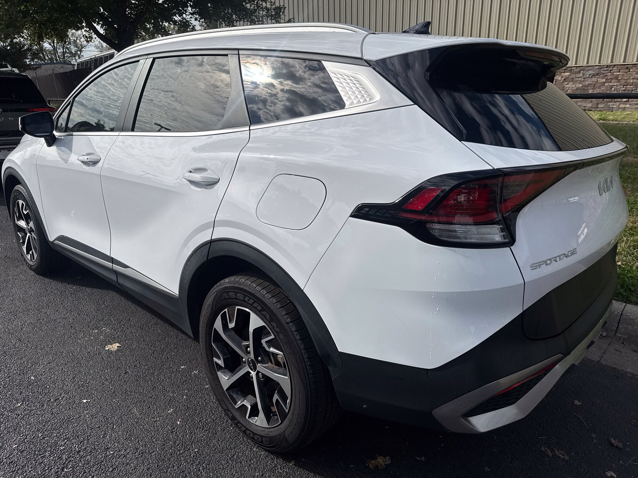 Used 2023 Kia Sportage EX AWD/4WD image 7