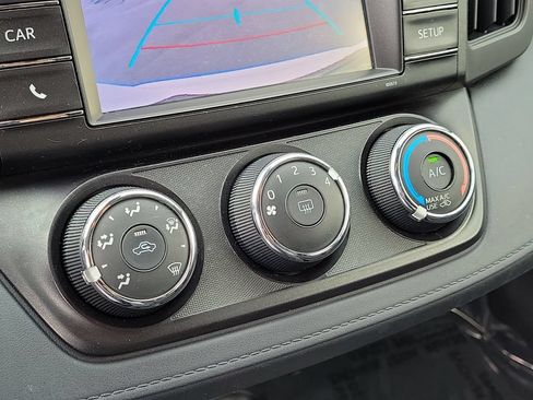 Used 2018 Toyota RAV4 LE FWD image 23