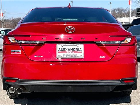 Used 2025 Toyota Camry SE image 4
