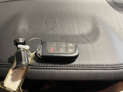 Used 2025 Jeep Compass Limited image 21