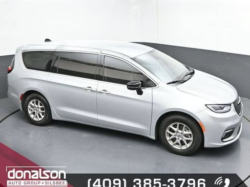 Used 2024 Chrysler Pacifica Touring-L FWD image 18