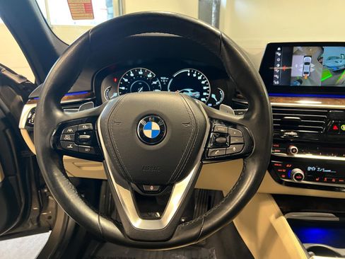 Used 2019 BMW 530e xDrive w/ Premium Package image 11