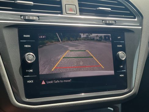 Used 2022 Volkswagen Tiguan SE w/ Panoramic Sunroof Package FWD image 26