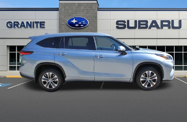 Used 2022 Toyota Highlander XLE AWD/4WD image 12