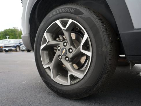 Used 2025 Chevrolet Trax LT w/ LT Convenience Package FWD image 30