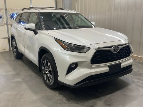 Used 2023 Toyota Highlander XLE AWD/4WD image 2