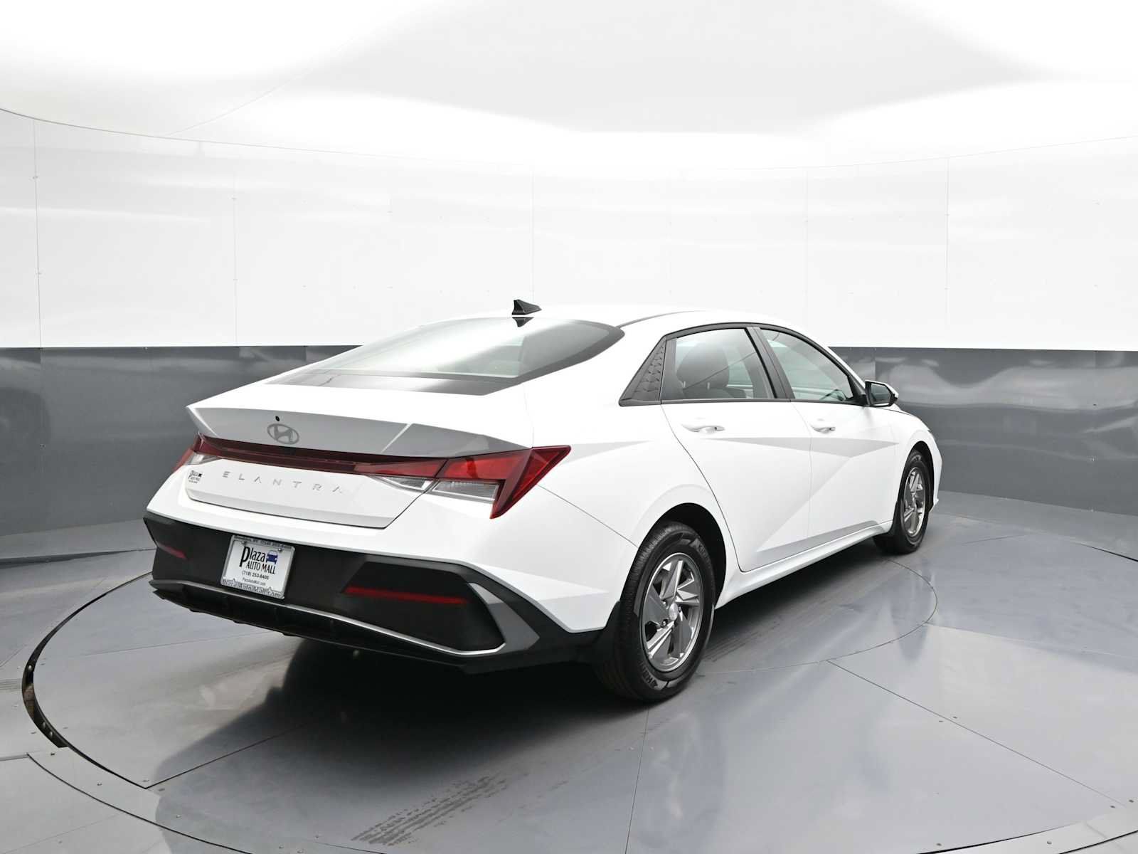 Used 2025 Hyundai Elantra SE FWD image 6