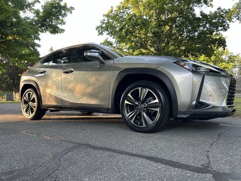 Used 2019 Lexus UX 200 w/ Premium Package FWD image 4
