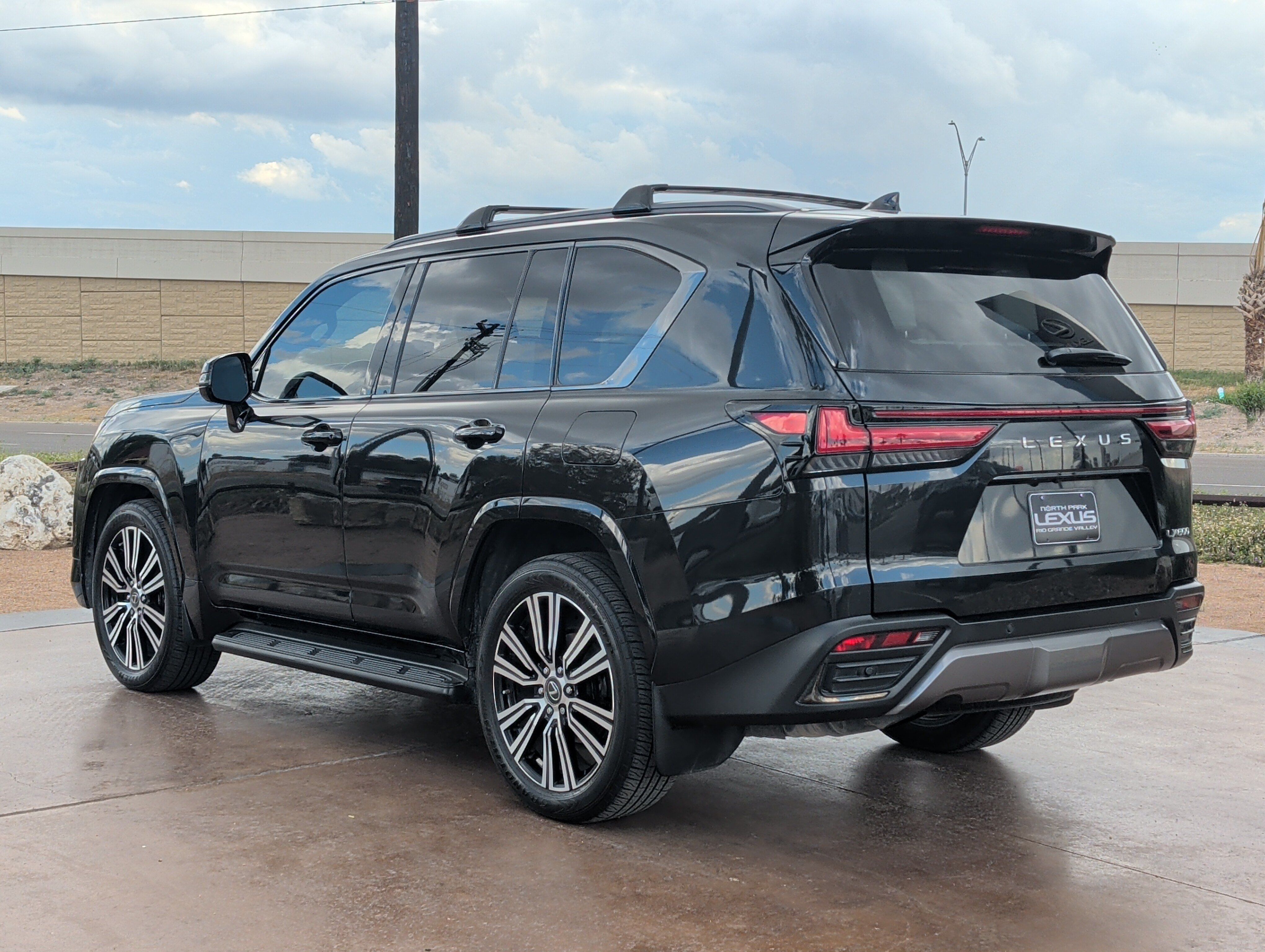 Used 2022 Lexus LX 600 4WD w/ Appearance Package image 4