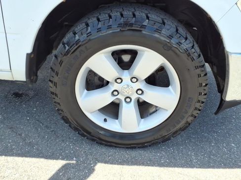 Used 2022 RAM 1500 Classic SLT AWD/4WD image 9
