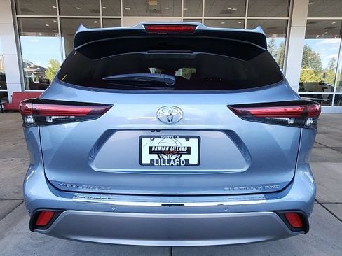 Certified 2024 Toyota Highlander Platinum AWD/4WD image 10
