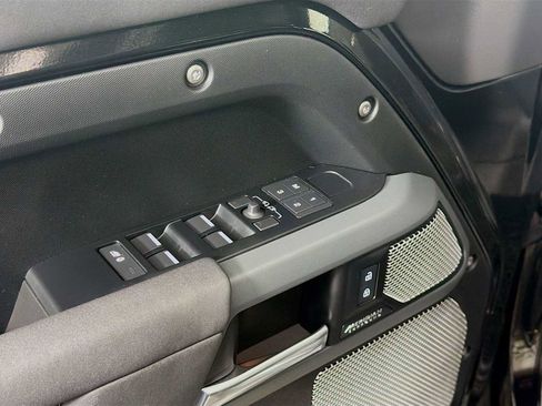 Used 2023 Land Rover Defender 130 X-Dynamic SE image 19