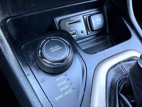 Used 2015 Jeep Cherokee Latitude AWD/4WD image 33