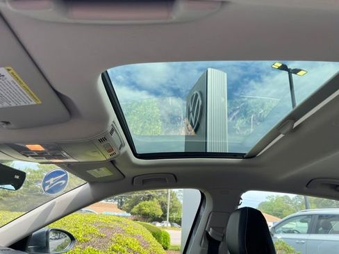 Used 2024 Volkswagen Jetta SE w/ Panoramic Sunroof Package FWD image 19