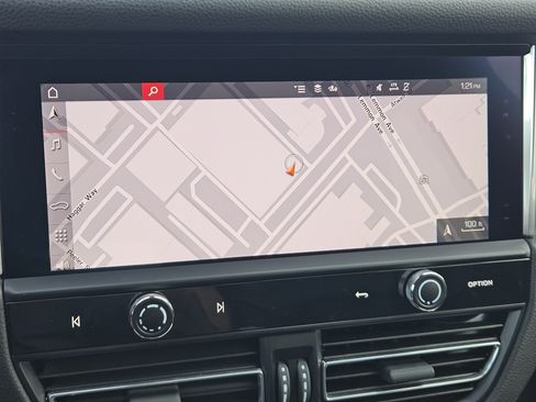 Certified 2025 Porsche Macan image 17