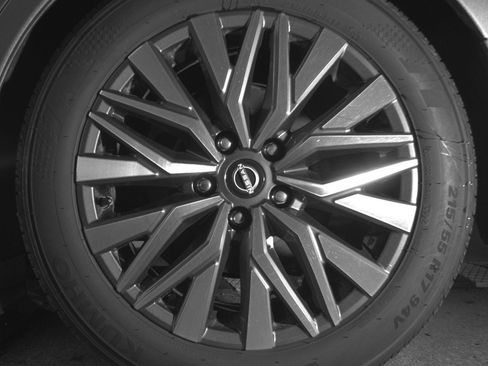 Used 2025 Nissan Altima 2.5 SV FWD image 14