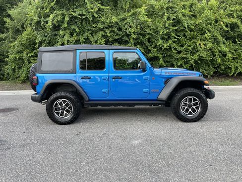 Used 2025 Jeep Wrangler Unlimited Rubicon w/ Convenience Group AWD/4WD image 10