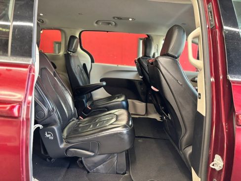 Used 2017 Chrysler Pacifica Touring-L Plus FWD image 14