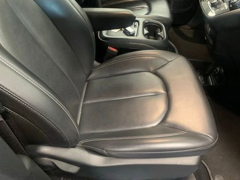 Used 2023 Chrysler Pacifica Touring-L w/ S Appearance Package FWD image 9