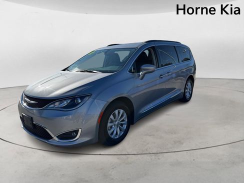 Used 2017 Chrysler Pacifica Touring-L image 7
