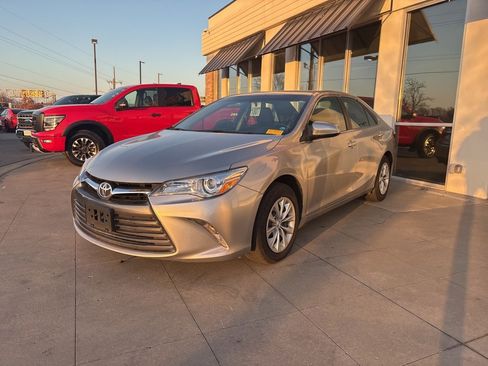 Used 2015 Toyota Camry LE image 4