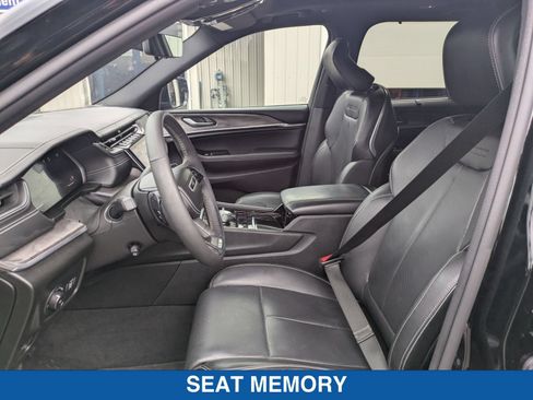 Used 2023 Jeep Grand Cherokee Overland w/ Luxury Tech Group IV AWD/4WD image 27