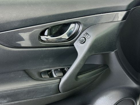 Used 2018 Nissan Rogue SV FWD image 15