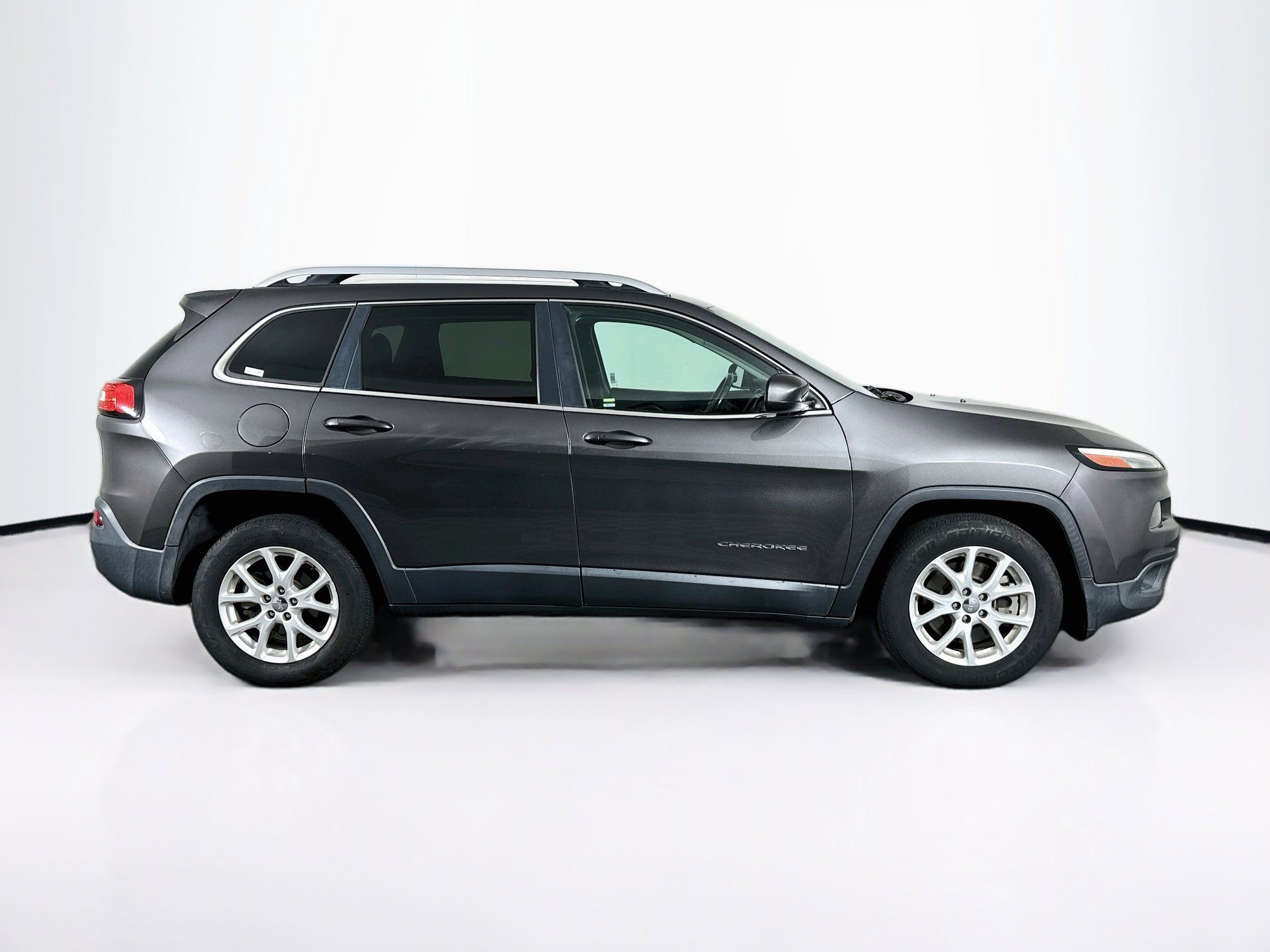 Used 2018 Jeep Cherokee Latitude Plus w/ Trailer Tow Group FWD image 10