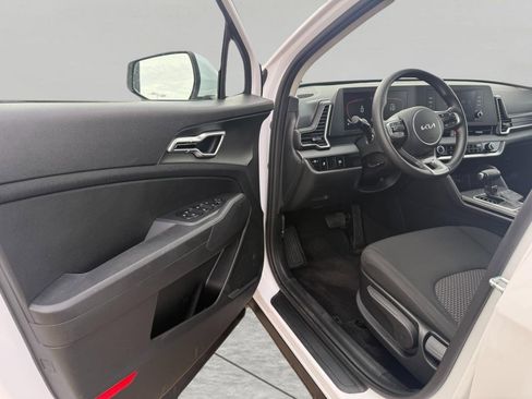 Used 2025 Kia Sportage LX image 19