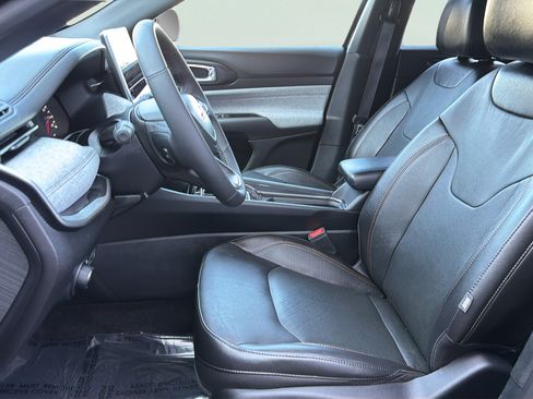 Used 2023 Jeep Compass Latitude AWD/4WD image 10