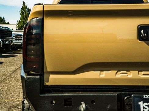 Used 2019 Toyota Tacoma TRD Off-Road AWD/4WD image 10