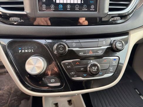 Used 2020 Chrysler Voyager Lxi image 16