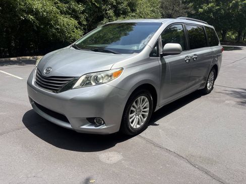 Used 2013 Toyota Sienna XLE w/ Premium Pkg FWD image 8
